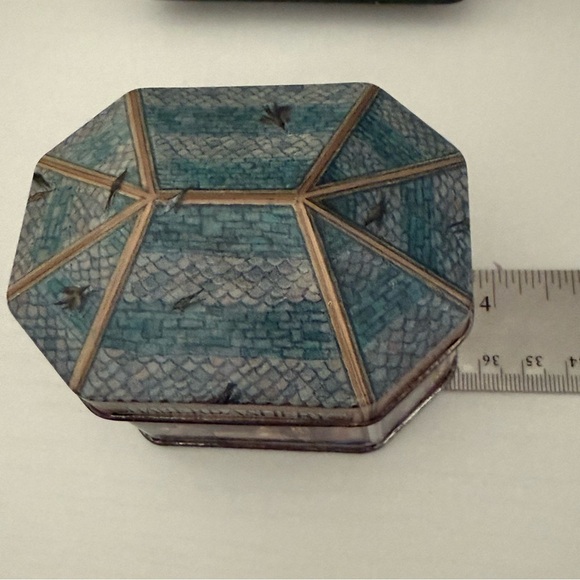 VTG Ian Logan’s Haberdashery Tin 1983 & Merry Town Candy Tin 1988 - Picture 2 of 12